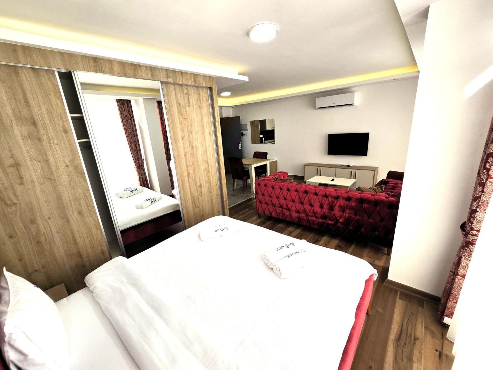 Nurel Shark Residence Кирения Екстериор снимка