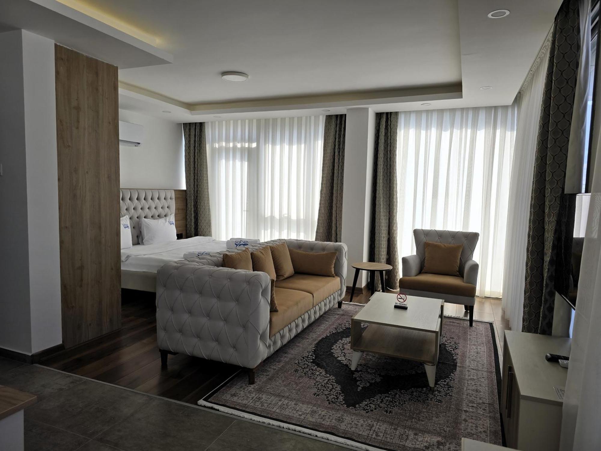 Nurel Shark Residence Кирения Екстериор снимка