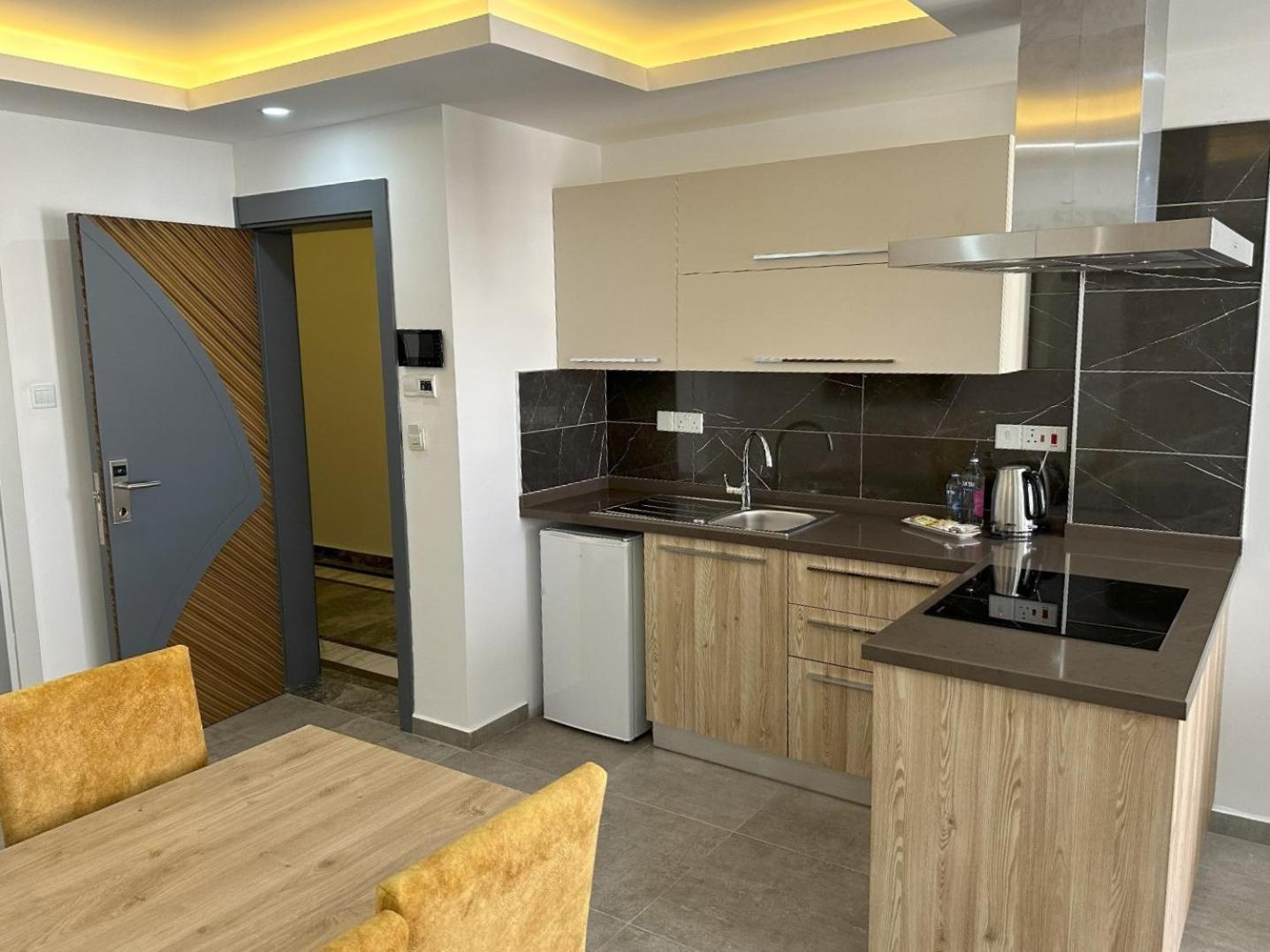 Nurel Shark Residence Кирения Екстериор снимка
