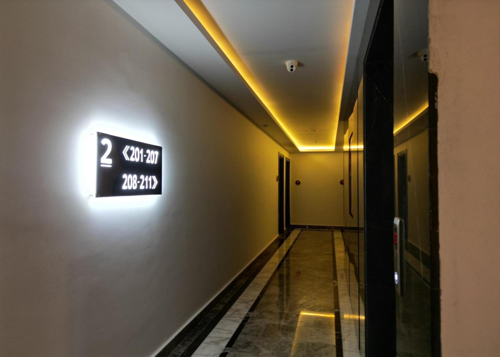 Nurel Shark Residence Кирения Екстериор снимка